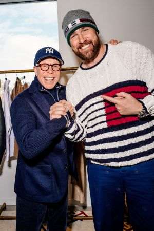 Travis Kelce (dreapta), alături de Tommy Hilfiger